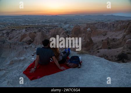 05.09.2017, Turkey, Ortahisar, Nevsehir - Favourite viewpoint in Goereme National Park in Cappadocia, young lovers enjoying the sunset. 00A170905D302C Stock Photo