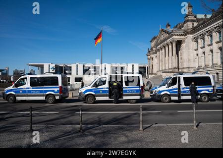 16.03.2023, Germany, Berlin,  - Police emergency vehicles parked next to the Reichstag in Berlin's government district. 0SL230316D025CAROEX.JPG [MODEL Stock Photo