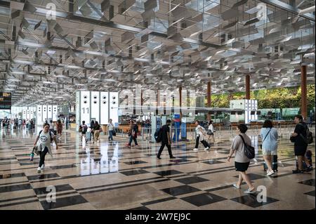 31.07.2023, Singapore, Singapur,  - Interior view of the modern Terminal 3 with air travellers at Singapore Changi Airport. 0SL230731D016CAROEX.JPG [M Stock Photo