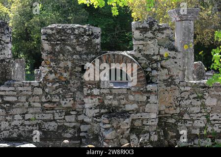 152 Round-arch window on the remains of the outer, circular wall of the baptistery, Butrint archaeological site. Sarande-Albania. Stock Photo