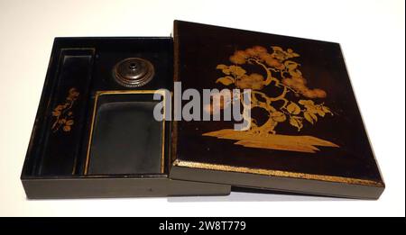 Writing box, Muromachi period, 16th century, pine and camellia design in maki-e lacquer Stock Photo