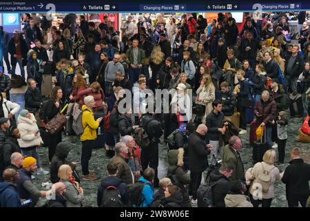 London, UK. 21st December, 2023. Disruption to services at Euston Station continue into the evening, as passengers await further information inside the station, as many trains are delayed or cancelled. Earlier, services were completely suspended after overhead lines were damaged at Watford, leading to large crowds of Christmas travellers building up outside the station. Credit: Eleventh Hour Photography/Alamy Live News Stock Photo