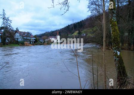 Aktuelles Zeitgeschehen 2023-12-22, GER, Bayern, Passau: Drohendes Hochwasser in Niederbayern. Die Stauwetterlage im bayerischen Wald führt zu einem raschen Anstieg der Pegel an den Flüssen Ilz und Donau. Aktuelle Lage im Passauer Stadtteil Hals, vorbereitungen auf das drohende Hochwasser zu Weihnachten 2023. *** Current events 2023 12 22, GER, Bavaria, Passau Impending floods in Lower Bavaria The damming weather conditions in the Bavarian forest lead to a rapid rise in water levels on the rivers Ilz and Danube Current situation in the Passau district of Hals, preparations for the impending fl Stock Photo