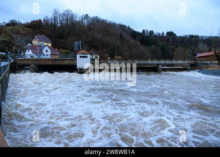 Aktuelles Zeitgeschehen 2023-12-22, GER, Bayern, Passau: Drohendes Hochwasser in Niederbayern. Die Stauwetterlage im bayerischen Wald führt zu einem raschen Anstieg der Pegel an den Flüssen Ilz und Donau. Aktuelle Lage im Passauer Stadtteil Hals, vorbereitungen auf das drohende Hochwasser zu Weihnachten 2023. *** Current events 2023 12 22, GER, Bavaria, Passau Impending floods in Lower Bavaria The damming weather conditions in the Bavarian forest lead to a rapid rise in water levels on the rivers Ilz and Danube Current situation in the Passau district of Hals, preparations for the impending fl Stock Photo