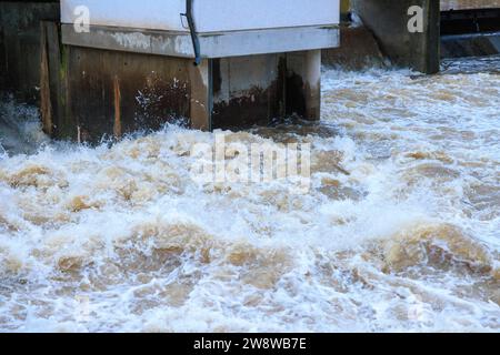 Aktuelles Zeitgeschehen 2023-12-22, GER, Bayern, Passau: Drohendes Hochwasser in Niederbayern. Die Stauwetterlage im bayerischen Wald führt zu einem raschen Anstieg der Pegel an den Flüssen Ilz und Donau. Aktuelle Lage im Passauer Stadtteil Hals, vorbereitungen auf das drohende Hochwasser zu Weihnachten 2023. *** Current events 2023 12 22, GER, Bavaria, Passau Impending floods in Lower Bavaria The damming weather conditions in the Bavarian forest lead to a rapid rise in water levels on the rivers Ilz and Danube Current situation in the Passau district of Hals, preparations for the impending fl Stock Photo