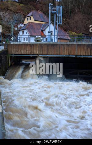 Aktuelles Zeitgeschehen 2023-12-22, GER, Bayern, Passau: Drohendes Hochwasser in Niederbayern. Die Stauwetterlage im bayerischen Wald führt zu einem raschen Anstieg der Pegel an den Flüssen Ilz und Donau. Aktuelle Lage im Passauer Stadtteil Hals, vorbereitungen auf das drohende Hochwasser zu Weihnachten 2023. *** Current events 2023 12 22, GER, Bavaria, Passau Impending floods in Lower Bavaria The damming weather conditions in the Bavarian forest lead to a rapid rise in water levels on the rivers Ilz and Danube Current situation in the Passau district of Hals, preparations for the impending fl Stock Photo