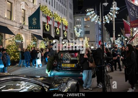 Tourists flock to Mayfair to enjoy the Christmas festivities and penultimate days of Xmas shopping as British retail sales beat forecasts ahead of key Christmas period. Mayfair, London, England, United Kingdom 22nd December 2023 Credit: Jeff Gilbert/Alamy Live News Stock Photo