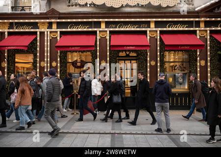 Tourists flock to Mayfair to enjoy the Christmas festivities and penultimate days of Xmas shopping as British retail sales beat forecasts ahead of key Christmas period. Mayfair, London, England, United Kingdom 22nd December 2023 Credit: Jeff Gilbert/Alamy Live News Stock Photo