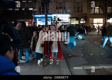 Tourists flock to Mayfair to enjoy the Christmas festivities and penultimate days of Xmas shopping as British retail sales beat forecasts ahead of key Christmas period. Mayfair, London, England, United Kingdom 22nd December 2023 Credit: Jeff Gilbert/Alamy Live News Stock Photo