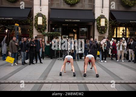 Tourists flock to Mayfair to enjoy the Christmas festivities and penultimate days of Xmas shopping as British retail sales beat forecasts ahead of key Christmas period. Mayfair, London, England, United Kingdom 22nd December 2023 Credit: Jeff Gilbert/Alamy Live News Stock Photo