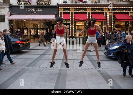 Tourists flock to Mayfair to enjoy the Christmas festivities and penultimate days of Xmas shopping as British retail sales beat forecasts ahead of key Christmas period. Mayfair, London, England, United Kingdom 22nd December 2023 Credit: Jeff Gilbert/Alamy Live News Stock Photo