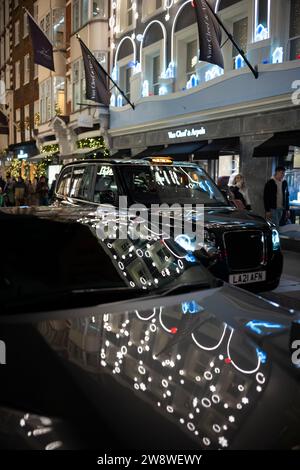 Tourists flock to Mayfair to enjoy the Christmas festivities and penultimate days of Xmas shopping as British retail sales beat forecasts ahead of key Christmas period. Mayfair, London, England, United Kingdom 22nd December 2023 Credit: Jeff Gilbert/Alamy Live News Stock Photo