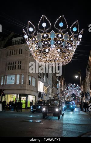 Tourists flock to Mayfair to enjoy the Christmas festivities and penultimate days of Xmas shopping as British retail sales beat forecasts ahead of key Christmas period. Mayfair, London, England, United Kingdom 22nd December 2023 Credit: Jeff Gilbert/Alamy Live News Stock Photo