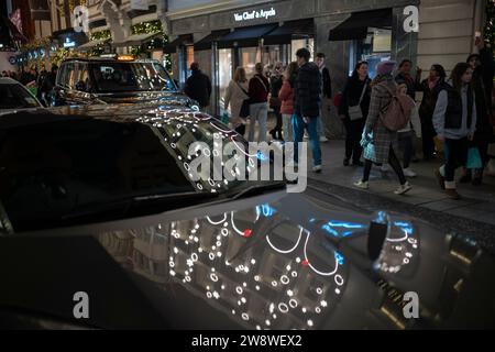 Tourists flock to Mayfair to enjoy the Christmas festivities and penultimate days of Xmas shopping as British retail sales beat forecasts ahead of key Christmas period. Mayfair, London, England, United Kingdom 22nd December 2023 Credit: Jeff Gilbert/Alamy Live News Stock Photo