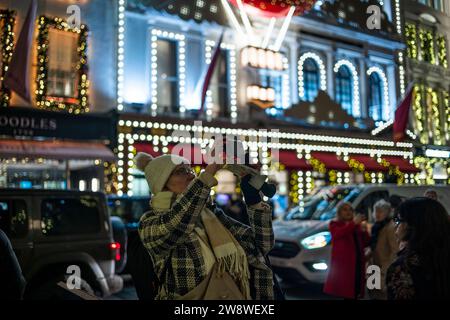 Tourists flock to Mayfair to enjoy the Christmas festivities and penultimate days of Xmas shopping as British retail sales beat forecasts ahead of key Christmas period. Mayfair, London, England, United Kingdom 22nd December 2023 Credit: Jeff Gilbert/Alamy Live News Stock Photo