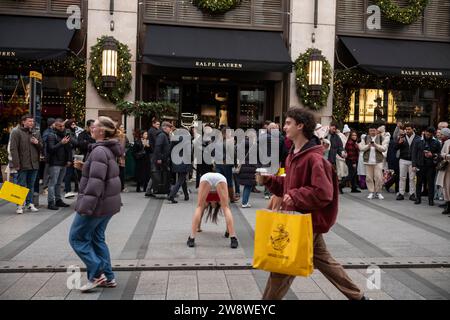 Tourists flock to Mayfair to enjoy the Christmas festivities and penultimate days of Xmas shopping as British retail sales beat forecasts ahead of key Christmas period. Mayfair, London, England, United Kingdom 22nd December 2023 Credit: Jeff Gilbert/Alamy Live News Stock Photo