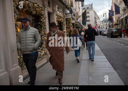 Tourists flock to Mayfair to enjoy the Christmas festivities and penultimate days of Xmas shopping as British retail sales beat forecasts ahead of key Christmas period. Mayfair, London, England, United Kingdom 22nd December 2023 Credit: Jeff Gilbert/Alamy Live News Stock Photo