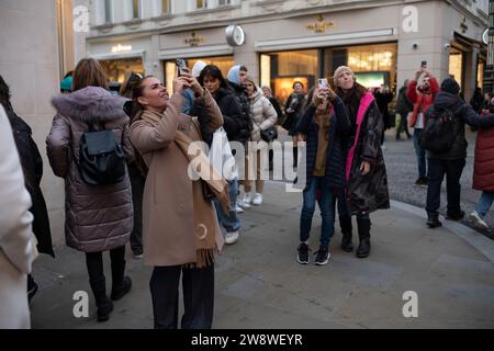 Tourists flock to Mayfair to enjoy the Christmas festivities and penultimate days of Xmas shopping as British retail sales beat forecasts ahead of key Christmas period. Mayfair, London, England, United Kingdom 22nd December 2023 Credit: Jeff Gilbert/Alamy Live News Stock Photo