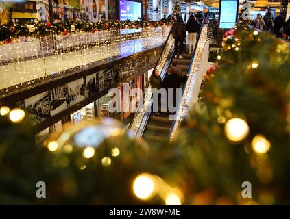 Berlin, Germany. 21st Dec, 2023. People shop at a shopping mall with Christmas decorations in Berlin, Germany, Dec. 21, 2023. Credit: Ren Pengfei/Xinhua/Alamy Live News Stock Photo