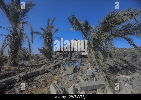 Rafah, Palestinian Territories. 22nd Dec, 2023. A Palestinian inspects debris of destroyed buildings following Israeli bombardment. Credit: Mohammed Talatene/dpa/Alamy Live News Stock Photo