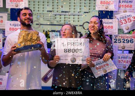 Barcelona, Barcelona, Spain. 22nd Dec, 2023. The lotteries celebrate with champagne and confetti the two fifth prizes and the Gordo (first prize) in their lottery administration in the Plaza de EspaÃ±a in Barcelona. The number that won the first prize is 88008. (Credit Image: © Marc Asensio Clupes/ZUMA Press Wire) EDITORIAL USAGE ONLY! Not for Commercial USAGE! Stock Photo