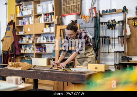 Female carpenter working in her workshop Stock Photo