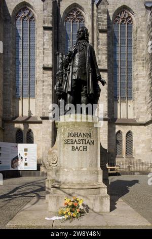 Leipzig The New Bach Monument in Leipzig is located in St Thomas' Churchyard to the south of St Thomas' Church in place of the Leibniz Monument Stock Photo