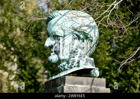The monumental bronze bust of the composer, created by the sculptor Richard Guhr (1873-1956), is located at the Richard Wagner Museum Graupa Stock Photo