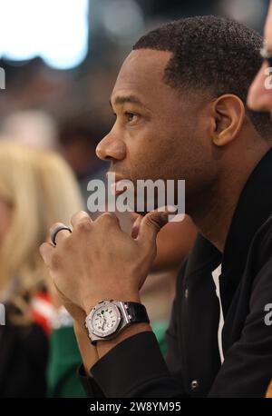 New Orleans Pelicans head coach Willie Green talks to an official in ...