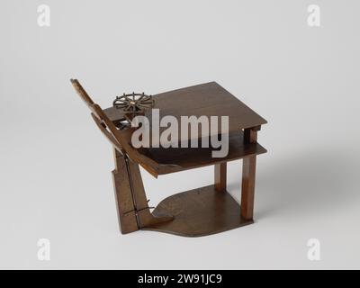 Model of Steering Gear, anonymous, 1820 - 1858 demonstration model Technical model with rough representation of a stern with a wounded mirror and hollow wulf and two decks. Straight with a toothed quadrant mounted on the square Roerkop. The steering wheel is mounted horizontally; A small gear on the ash grabs in the quadrant of the rudder. Netherlands (possibly) wood (plant material). brass (alloy) Stock Photo