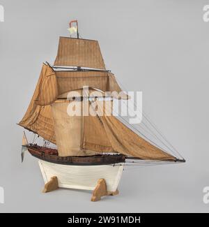 Model of an 18-Gun Cutter, anonymous, c. 1775 - c. 1805 ship model. fully rigged model. show model Witnessed and polychromed model of an over -cut cutter. Thirteen of the eighteen pieces have been preserved. The ship has a slightly bent pre -stem and sharp boosting; Small flat mirror, large cave Wulf painted with draperies, and a small fence with inscription in winged cartouche, and Davits. Falling stern with a rigid stirring with square roser king in broiling, wooden telly stick in steering talies on deck. The model has an lower and upper deck. On the upper deck a roef, rise and three shutter Stock Photo