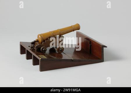 Model of a Gun and Carriage on a Ship Deck, Jochem Pietersz. Asmus, 1796 gunmodel. demonstration model Model of a cannon on a roller horse on a sloping deck with on the low side. The wooden loop is 26 cm long. The role horse, for narrower than behind, consists of two cheeks with four stairs and an arc -shaped cut underneath, which are connected by the calf, a breastpiece, a crossbar in the middle, the sole plate and a beam under the sole plate, and the ash bodies. The Stelwig is missing. The wheels are made of wood and the front wheels are larger than the rear wheels. In the deck is applied ab Stock Photo