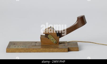 Model of a Gunlock (Percussion), A.F. Siedenburg, 1866 demonstration model Model of a percussion slot on a ground board. The hammer has an elongated hole for the ashes and is mounted between two cheeks, which are open forward. A conductor on the hammer ensures that the hammer first turns and is then pulled back through the tractor rope. This movement prevents the hammer from staying above the Zundgat when the fire beam comes out. Scale 1: 1. Netherlands wood (plant material). brass (alloy). iron (metal). rope Stock Photo