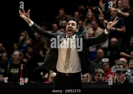 Braunschweig, Deutschland. 23rd Dec, 2023. Braunschweig, Deutschland 23. Dezember 2023: 1.BBL - 2023/2024 - Basketball Löwen Braunschweig vs. MHP Riesen Ludwigsburg Im Bild: Trainer Jesus Ramirez (Braunschweig) unzufrieden auf dem Spielfeld. Credit: dpa/Alamy Live News Stock Photo