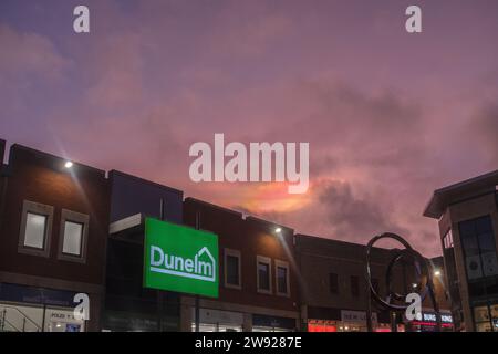 Didcot, England, Saturday 23rd December 2023, Rare Polar stratospheric clouds (PSCs) also known as nacreous clouds appear in the sky dramatically over Didcot Orchard Centre. Credit: Lu Parrott/ Alamy Live News Stock Photo