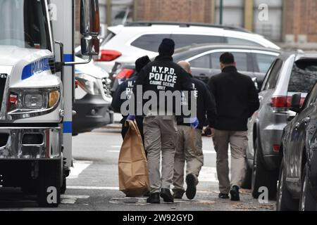 NYPD Officers from the Crime Scene Unit carry out large evidence bags from the apartment complex. Authorities were seen gathering evidence and working at the scene of a police involved shooting in the Bronx, Saturday afternoon in the area of Creston Avenue and Minerva Place. Two officers responded to 2865 Creston Avenue, 13th Floor, Apartment G and were met by a 19-year-old female with slice wounds to her facial area. Suspect was holding his mother in a headlock with a knife and officers fatally shot the suspect after he refused to drop the weapon. (Photo by Kyle Mazza/SOPA Images/Sipa USA) Stock Photo