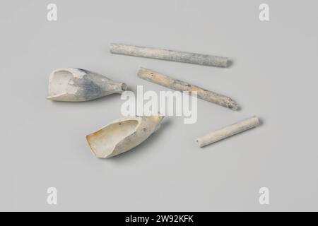 Fragments of pipes and pipe heads from the wreck of the East Indians' t Vliegend Hart, WS, 1700 - 1735  Two broken heads from an earthen Goudse Pijp, heel brand WS. Three pieces of stem. Everything blue and white. Fragments of Bowls and Stems. Gouda pipe clay Stock Photo