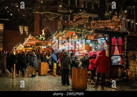 Münster, NRW, Germany. 23rd Dec, 2023. Shoppers stop for mulled wine on one of the city's six Christmas markets, open for the last day today. Christmas shoppers and tourists stroll along the pretty, medieval Prinzipalmarkt street in Münster's old town on a rainy last shopping day before Christmas Eve. Credit: Imageplotter/Alamy Live News Stock Photo