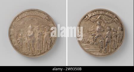 Recording of Salzburger Emigrants in Prussia, Daniel Hoeckhinger, 1732 history medal Silver medal. Front: Two men with walking sticks, wife, young man and child with hats are ready for exodus, in the background a cart and mountainous landscape under Watch with inscription. Reverse: two men, one of whom puts his hand on the shoulder of a child, and a woman with child stands on arm in front of throne, on which man sits who with a rolled letter points on the city in a shift with inscription; Inside: two round colored prints, representing cards from the Archdiocese of Salzburg and of the Kingdom P Stock Photo