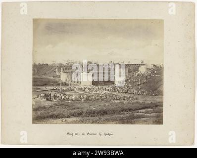 Bridge over the Brantas at Djadjar / at Kertesono, Herman Salzwedel, 1880 - 1888 photograph The construction of the bridge over the Brantas at Djadjar and Kertesono. The workers pose for the construction project. Part of a group of 62 photos in a box with the inscription 'Staatsspoorwegen on Java' from 1888. Surabaya photographic support albumen print  Brantas. Djadjar. Kertosono Stock Photo