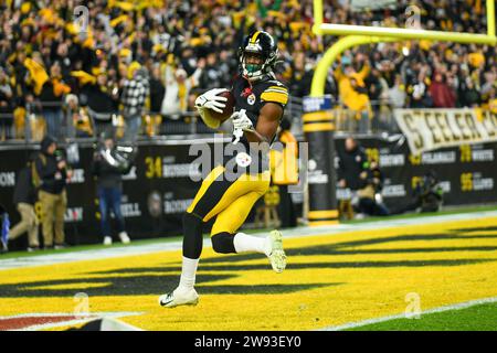 https://l450v.alamy.com/450v/2w93ey0/pittsburgh-pennsylvania-usa-23rd-dec-2023-december-23rd-2023-pittsburgh-steelers-wide-receiver-george-pickens-14-running-in-the-end-zone-pointing-at-cincinnati-bengals-cornerback-chidobe-awuzie-22-during-pittsburgh-steelers-vs-cincinnati-bengals-in-pittsburgh-pa-jake-mysliwczykamg-media-credit-image-jake-mysliwczykbmr-via-zuma-press-wire-editorial-usage-only!-not-for-commercial-usage!-credit-zuma-press-incalamy-live-news-2w93ey0.jpg