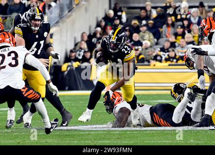 Pittsburgh, USA. 23rd Dec 2023. Pittsburgh Steelers running back Najee Harris (22) runs up the middle for seven yards during the second quarter against the Cincinnati Bengals at Acrisure Stadium on Saturday, December 23, 2023 in Pittsburgh. Photo by Archie Carpenter/UPI Credit: UPI/Alamy Live News Stock Photo