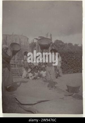 Workers shake rice for their own consumption on plantation Accaribo in Suriname, 1916 - 1930 photograph Workers shake rice for their own consumption on Plantage Accaribo in Suriname. Suriname photographic support  plantation Soulame. Plantage Accaria Stock Photo