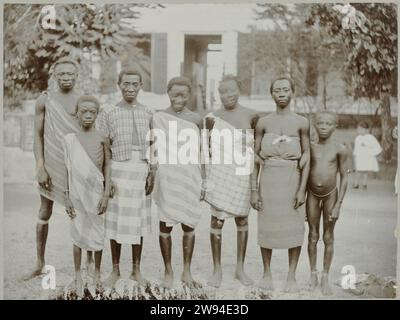 Album fotografico del Suriname 1906 - 1913. 'Souvenir de voyage', parte 1,  album fotografico con copertina rigida rivestita con biancheria di colore  rosso ornato di lettere stampate sulla parte anteriore di sollievo