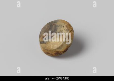 Button from the wreck of the East Indians Hollandia, Anonymous, 1700 - in or before 1743 button Knoop. (1) flat, bevelled rim, plain (1.4d, 0.3t) Netherlands bone (material)   Second Stock Photo