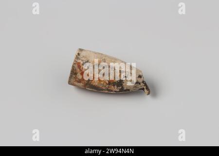 Pijpenkop from the wreck of the East Indians Hollandia, Anonymous, 1700 - in Or Before 1743  Pipe, bowl, whole market illegible; fragment. Netherlands pipe clay   Second Stock Photo