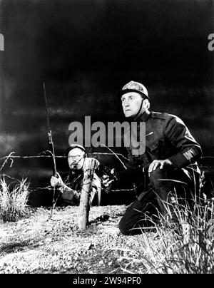 RALPH MEEKER and KIRK DOUGLAS in PATHS OF GLORY 1957 director STANLEY KUBRICK novel Humphrey Cobb music Gerald Fried producer Kirk Douglas Bryna Productions / United Artists Stock Photo