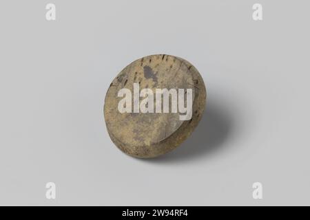 Button from the wreck of the East Indians Hollandia, Anonymous, 1700 - in or before 1743 button Knoop. (1) flat, bevelled rim, plain (2d, 0.4t) Netherlands bone (material)   Second Stock Photo