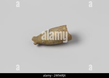 Pijpenkop from the wreck of the East Indians Hollandia, Anonymous, 1700 - in Or Before 1743  Pipe, bowl, whole market illegible; fragment. Netherlands pipe clay   Second Stock Photo