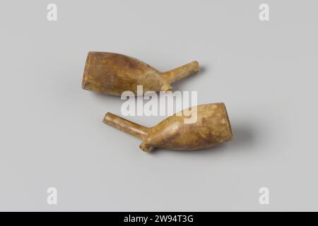 Blowing heads with a piece of stem from the wreck of the East Indians Hollandia, Anonymous, 1700 - in or Before 1743  Pipe, bowl, heelmark: tobacco's brazier; 2hsm2. Netherlands pipe clay   Second Stock Photo